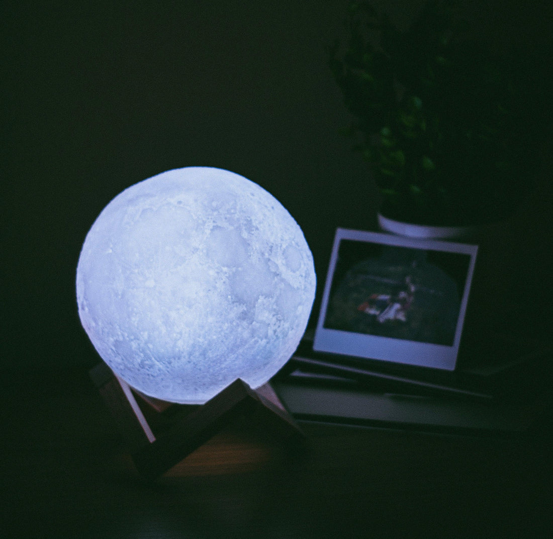 What makes a floating moon lamp so different? - UK Beds Direct ltd